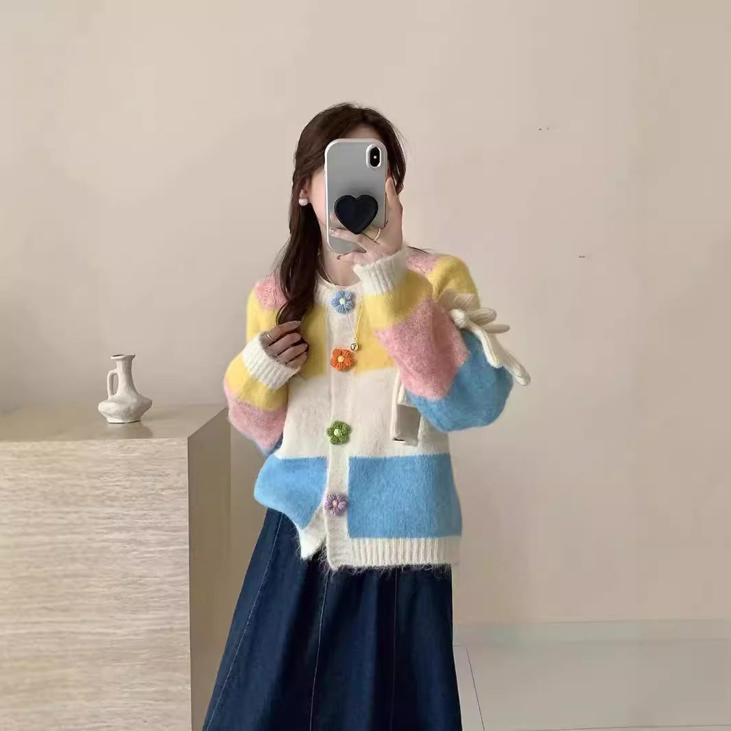 Strickjacke mit Regenbogenstreifen und Blumenschnalle für Damen