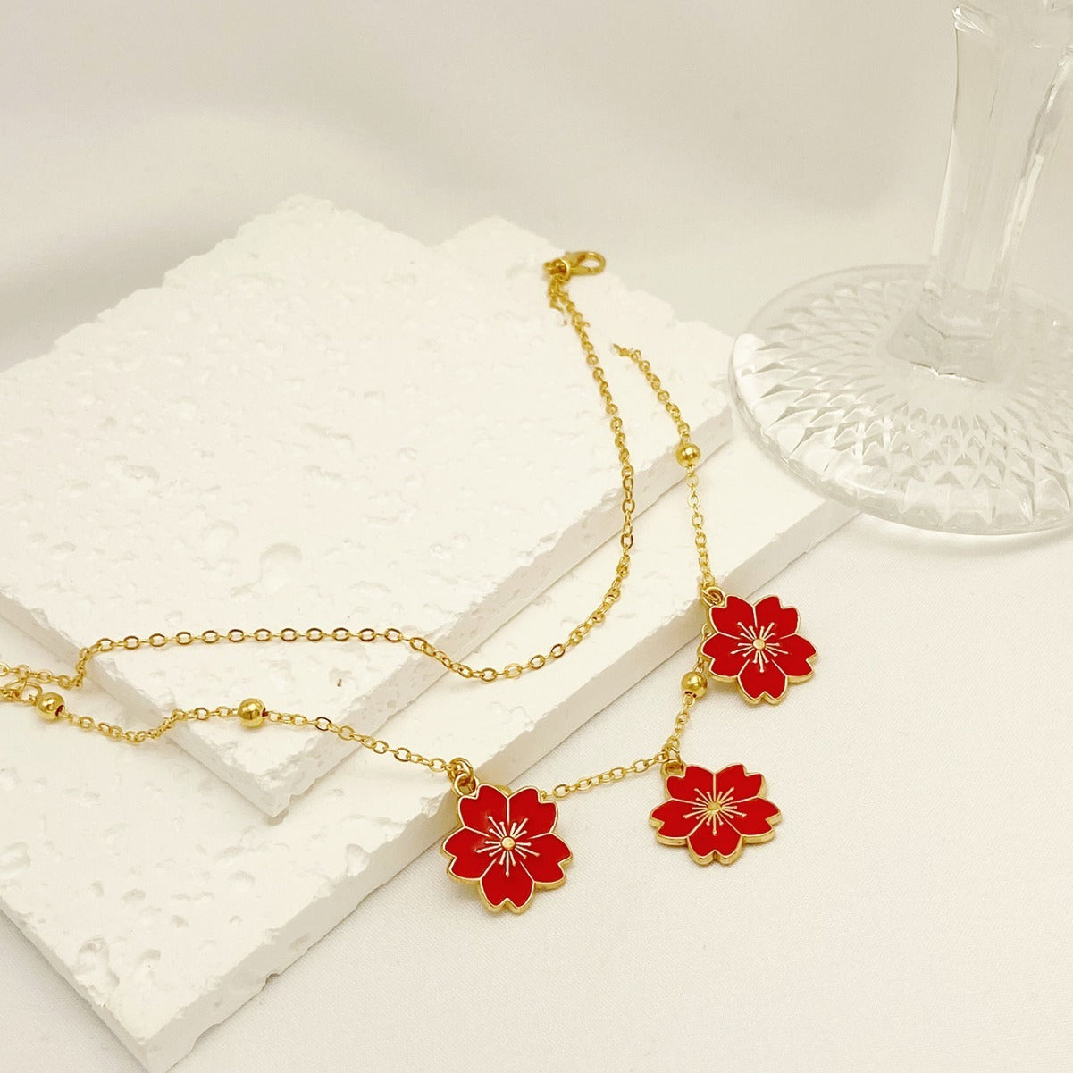 Schlichtes doppellagiges Fußkettchen mit Blumenanhänger und Ölfleckglasur