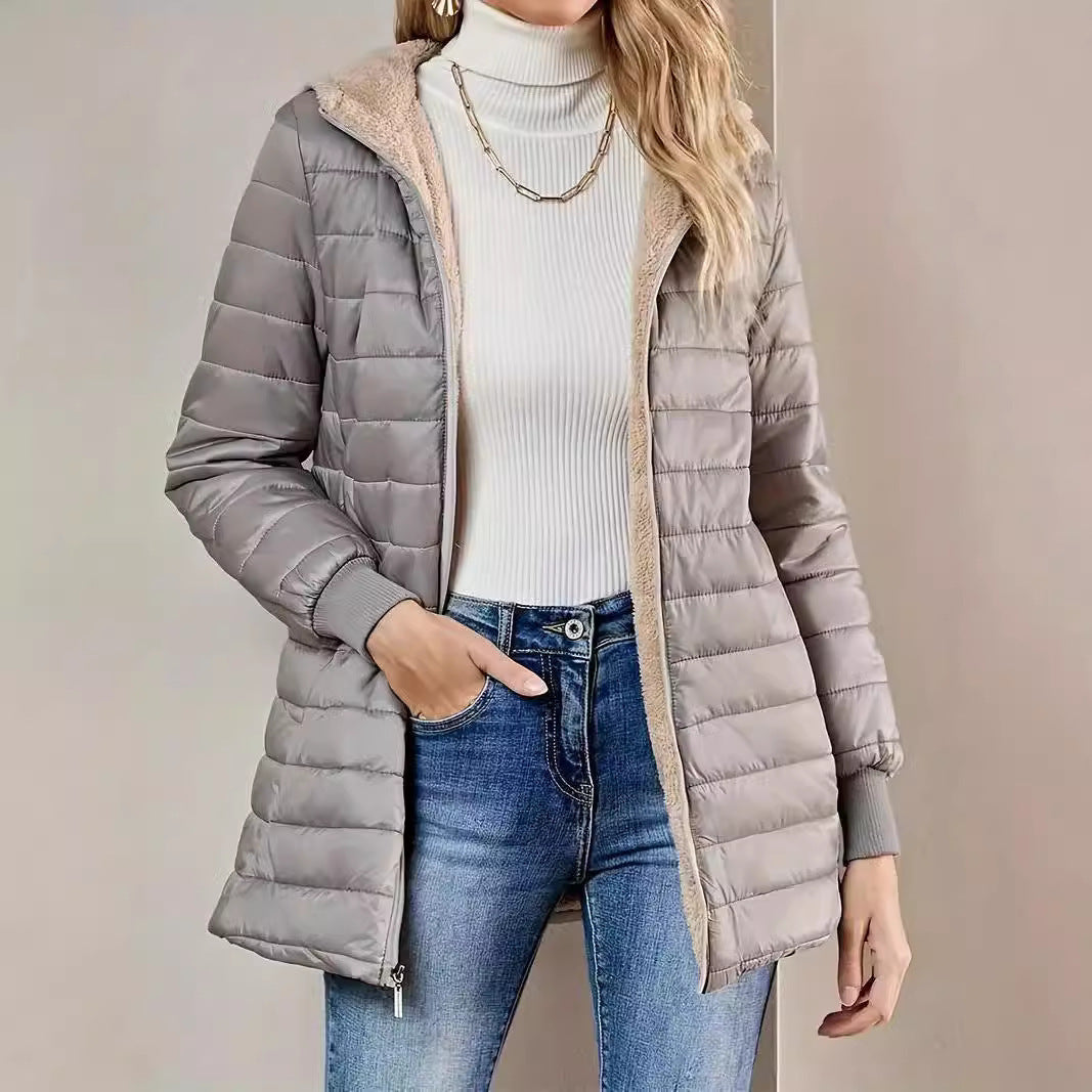 Mittellange, lockere, gesteppte Baumwolljacke mit Kapuze und Fleecefutter