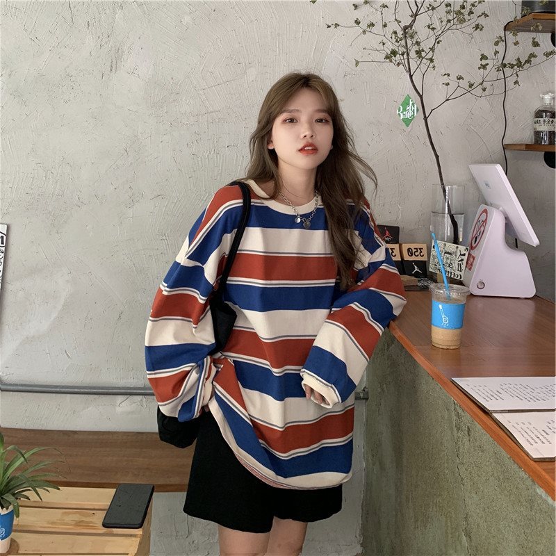 Lockeres gestreiftes Sweatshirt