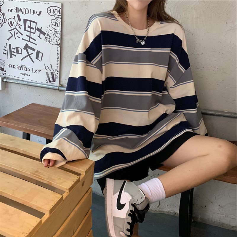 Lockeres gestreiftes Sweatshirt