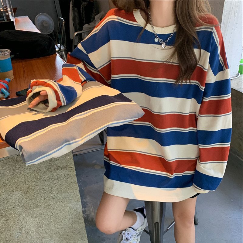 Lockeres gestreiftes Sweatshirt