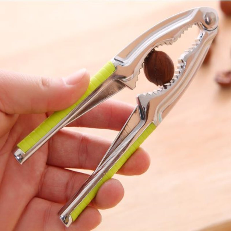 Multifunctional nut clip peeling
