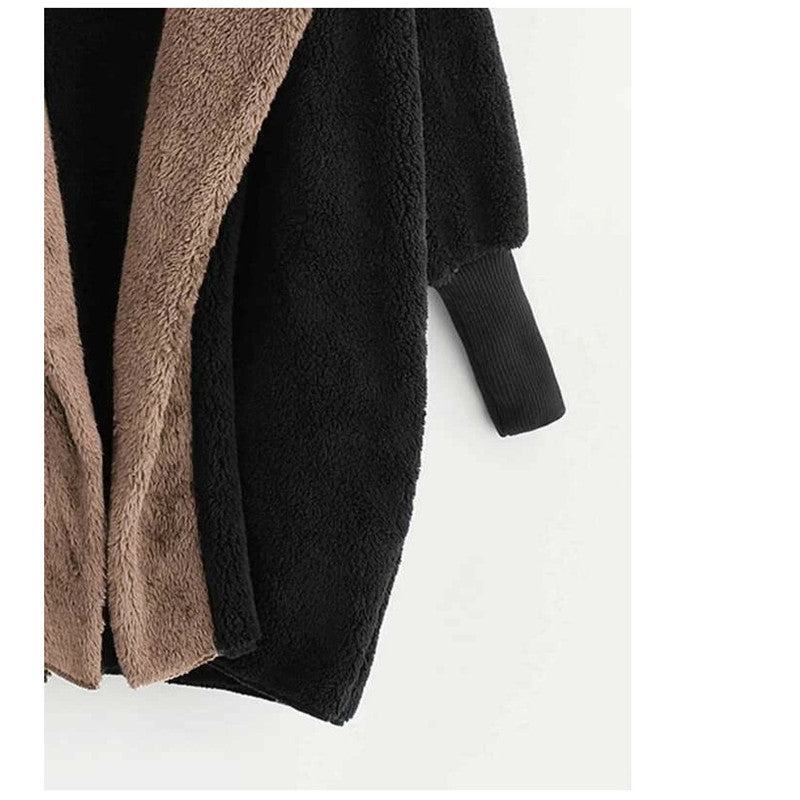 Neue, farblich passende, lockere Strickjacke mit Kapuze