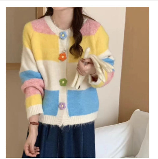 Strickjacke mit Regenbogenstreifen und Blumenschnalle für Damen