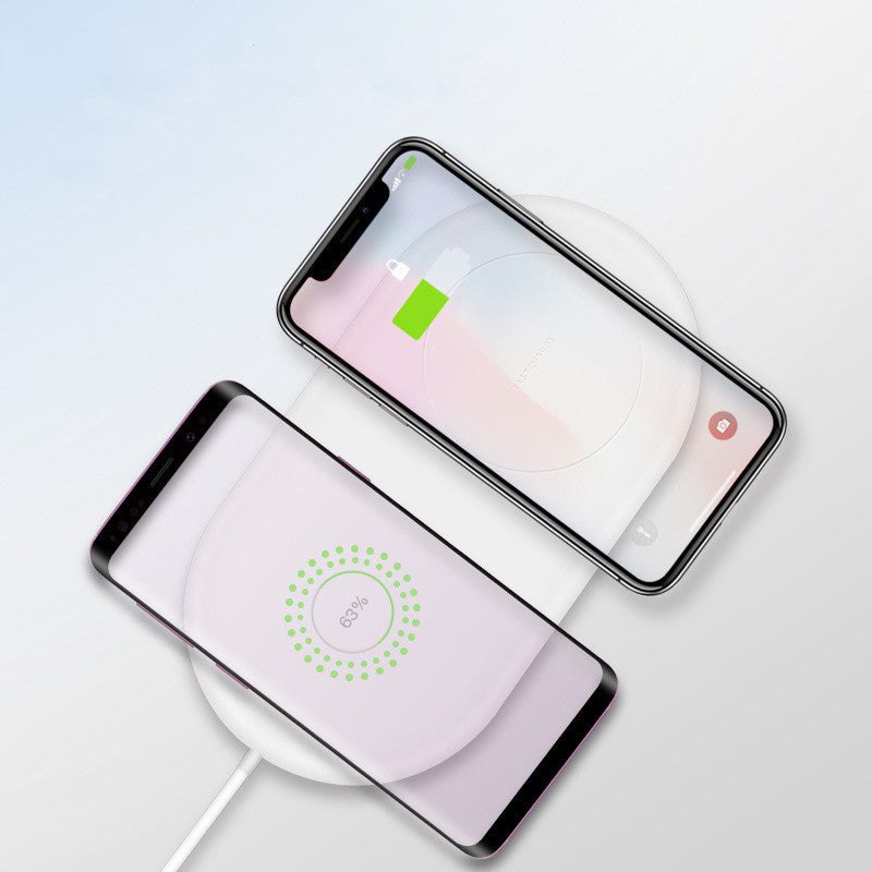 Drahtloses Dual-Charge-Ladegerät für Mobiltelefone Unterstützt das schnelle Laden von zwei drahtlosen Mobiltelefonen