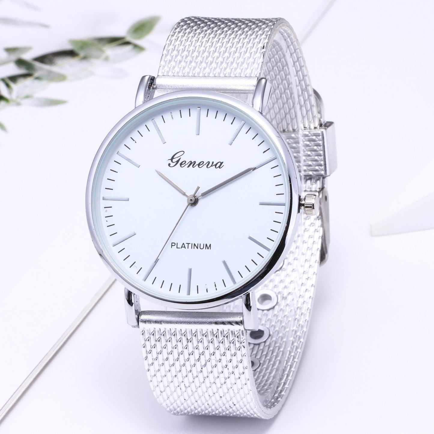 Damenuhr mit Mesh-Armband