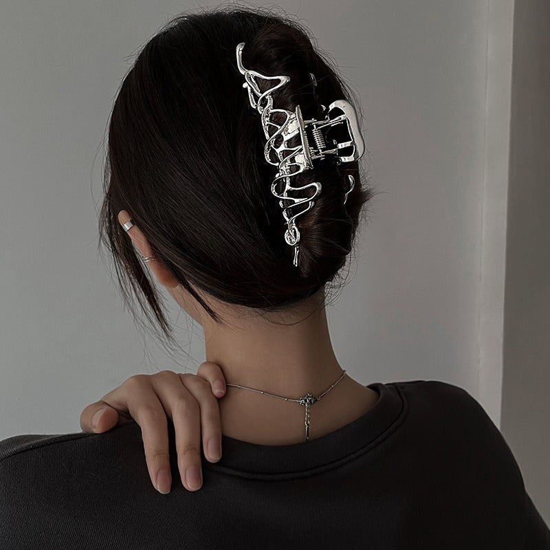 Nischendesign Unregelmäßige Haarspangen aus flüssigem Metall mit weiblichem Haikopf