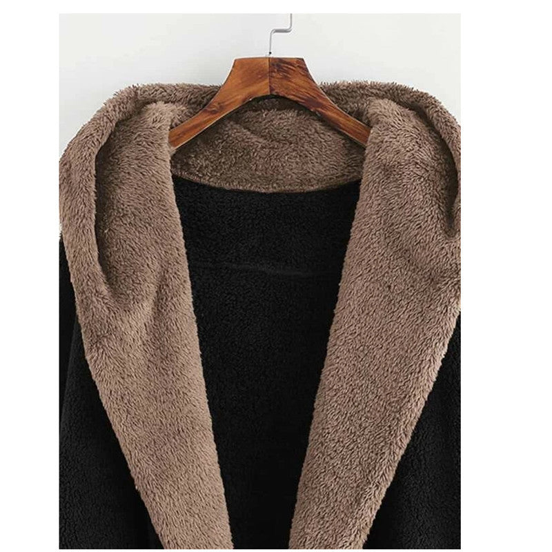Neue, farblich passende, lockere Strickjacke mit Kapuze