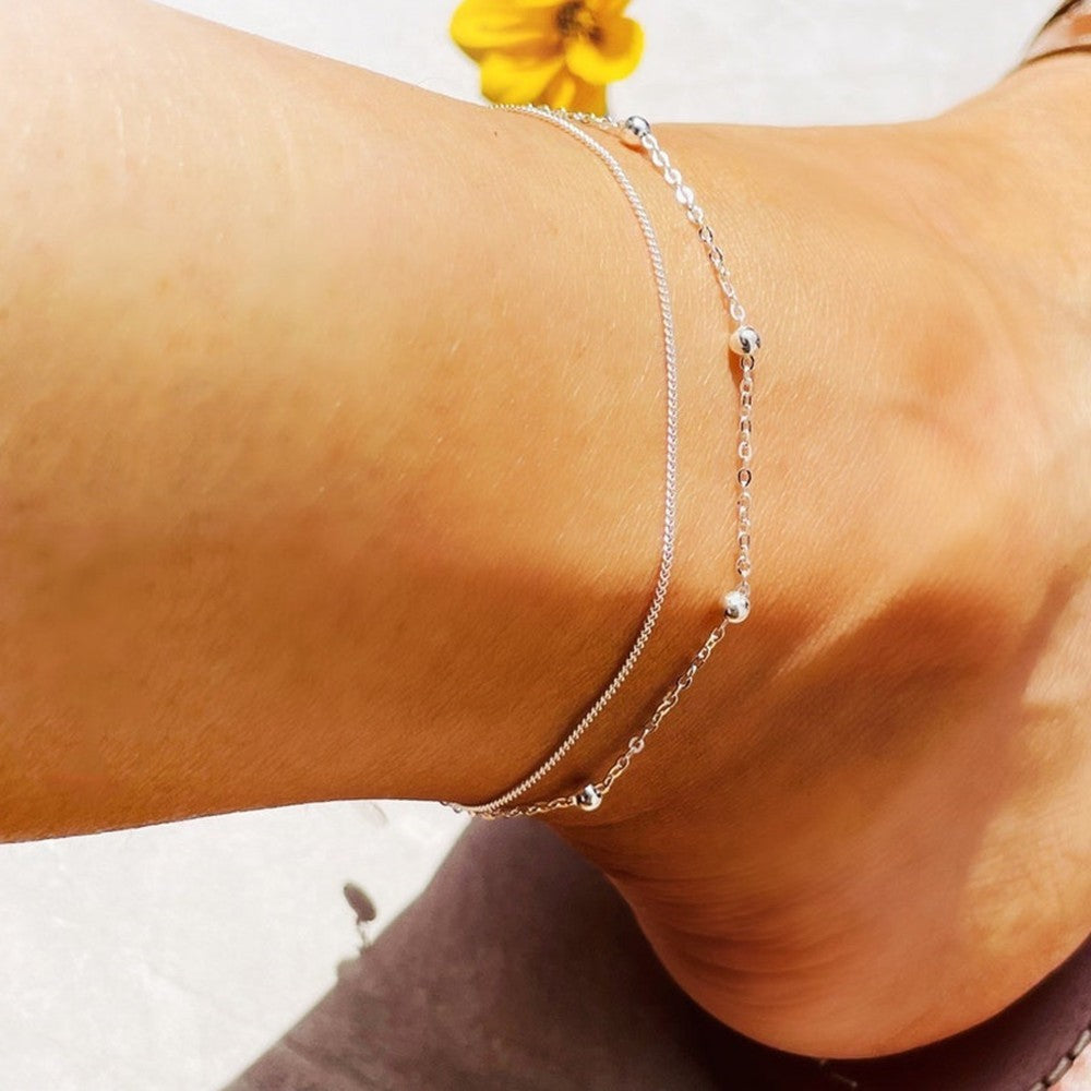 Stilvolles und schlichtes Fußkettchen für Damen mit leichter Luxus-Kupferperle und Doppelschicht-Ornament