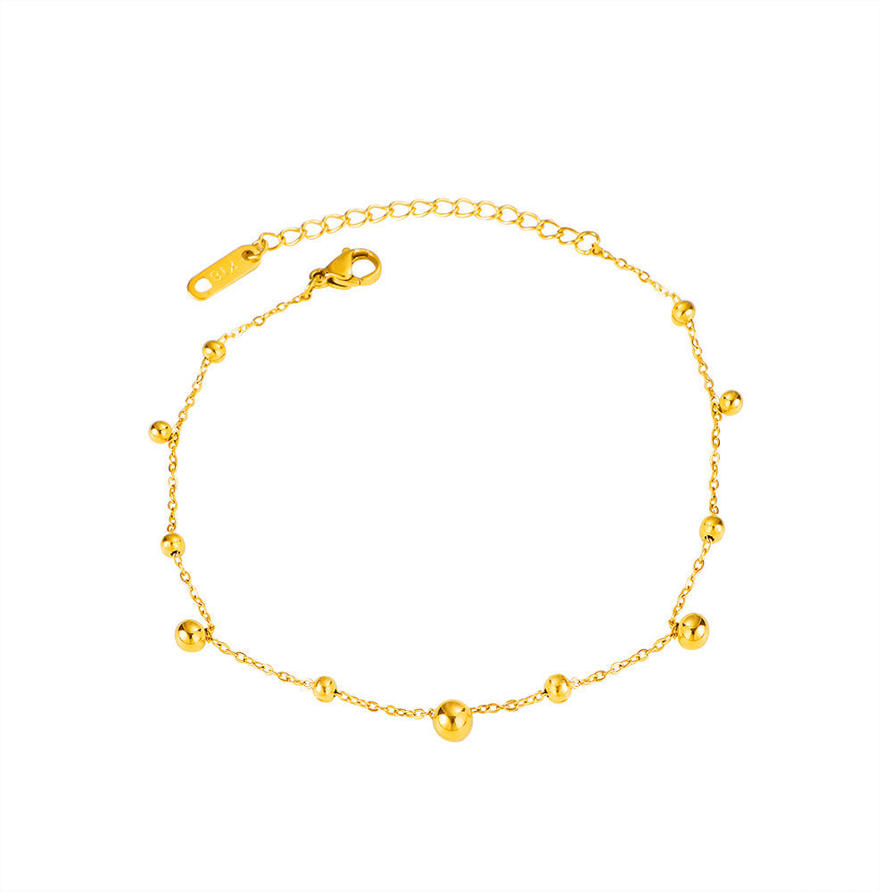 Einfaches Fußkettchen mit goldenen Perlen für den Strand