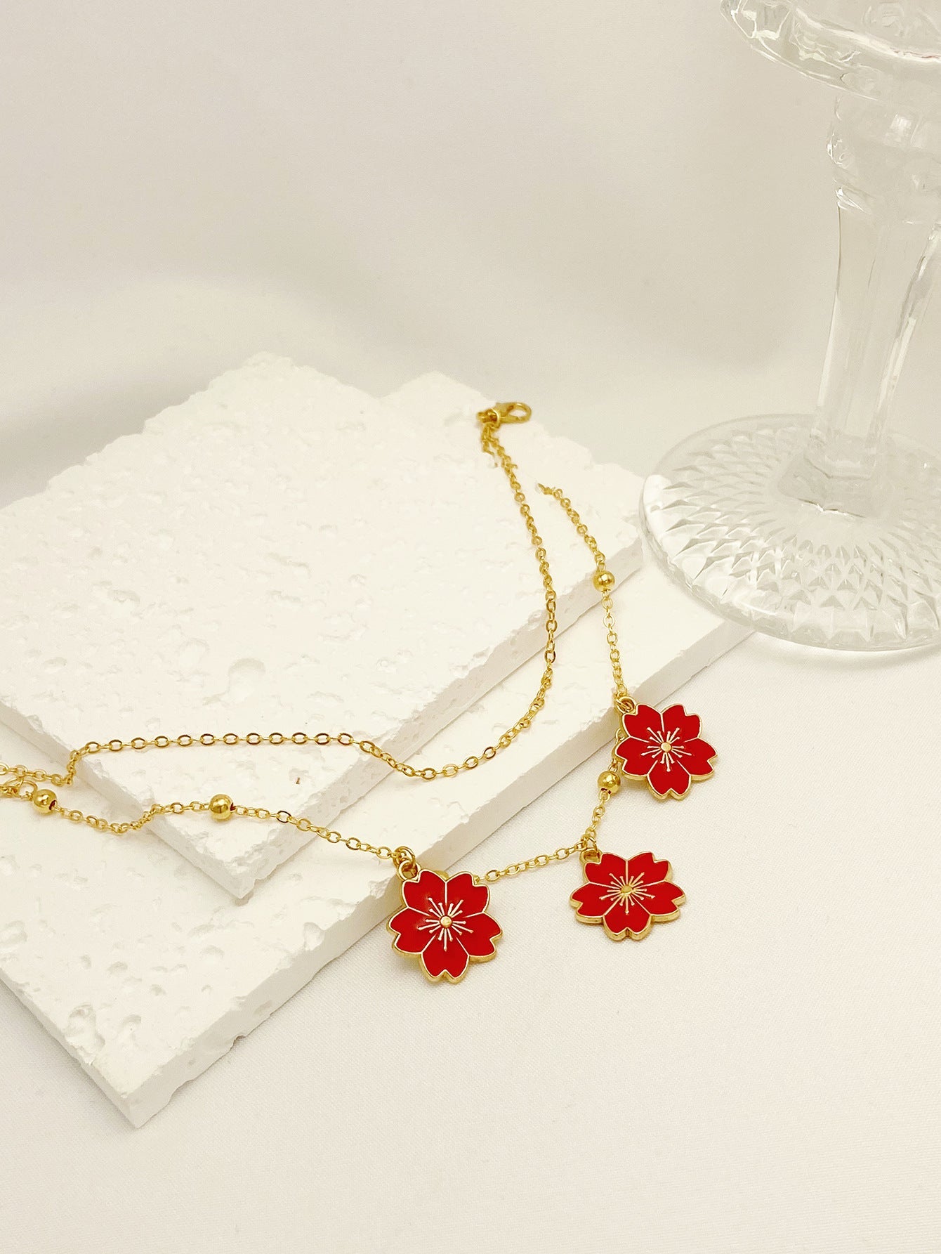Schlichtes doppellagiges Fußkettchen mit Blumenanhänger und Ölfleckglasur