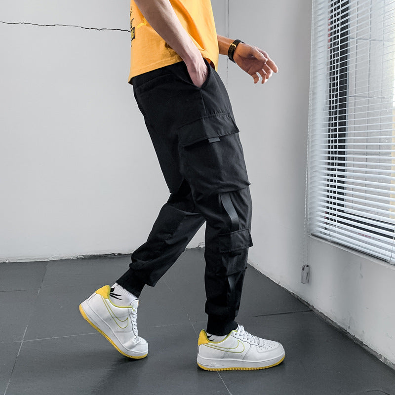 Freizeit Sporthose mit schmal zulaufenden Beinen und mehreren Taschen