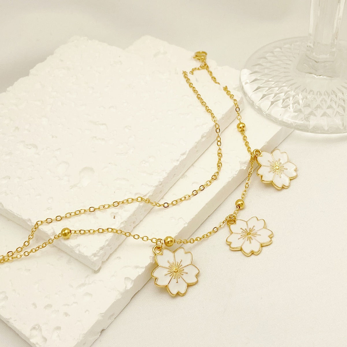 Schlichtes doppellagiges Fußkettchen mit Blumenanhänger und Ölfleckglasur