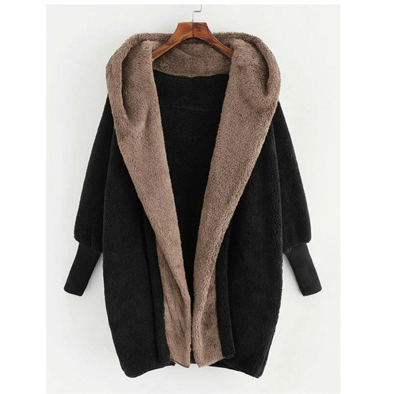 Neue, farblich passende, lockere Strickjacke mit Kapuze