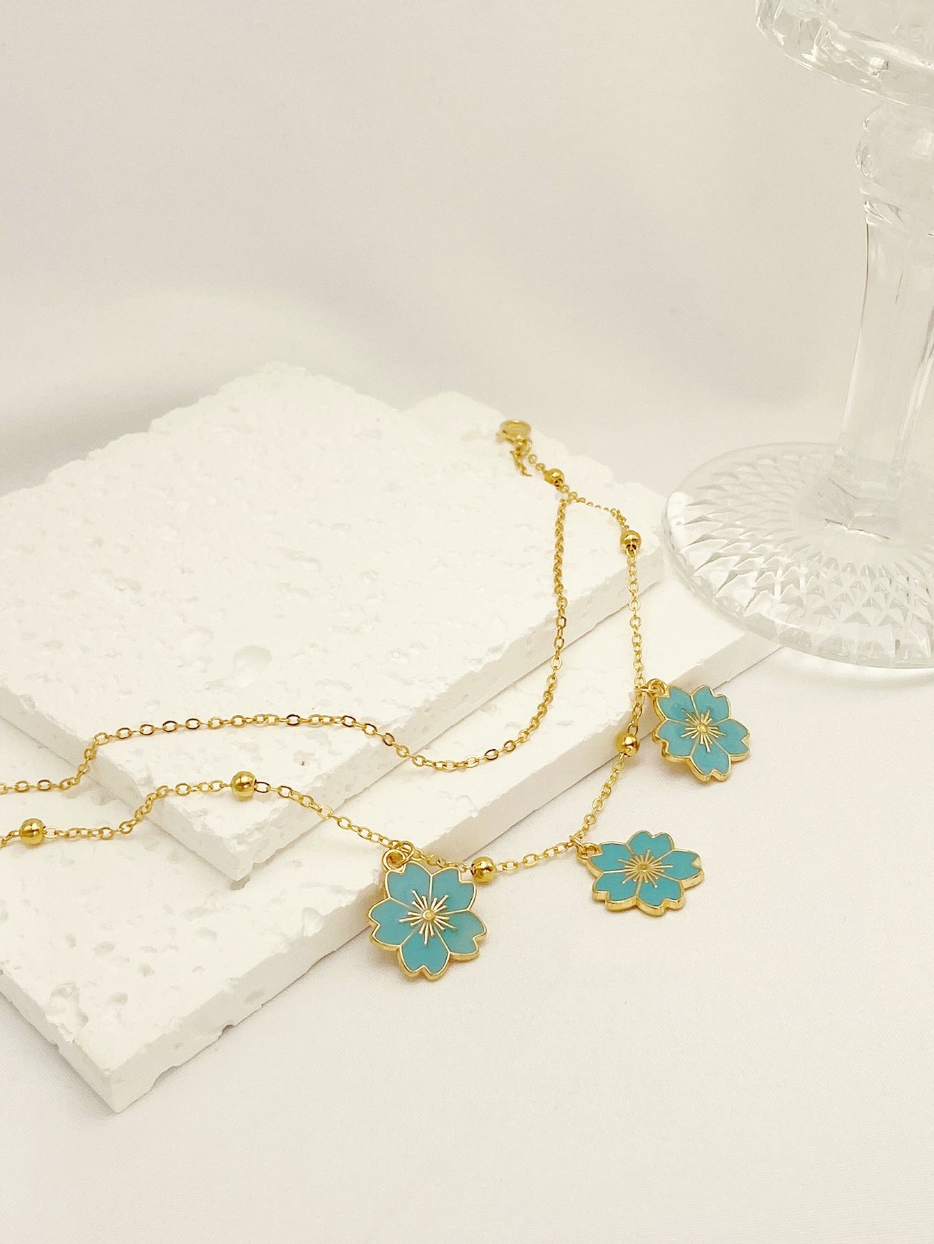 Schlichtes doppellagiges Fußkettchen mit Blumenanhänger und Ölfleckglasur