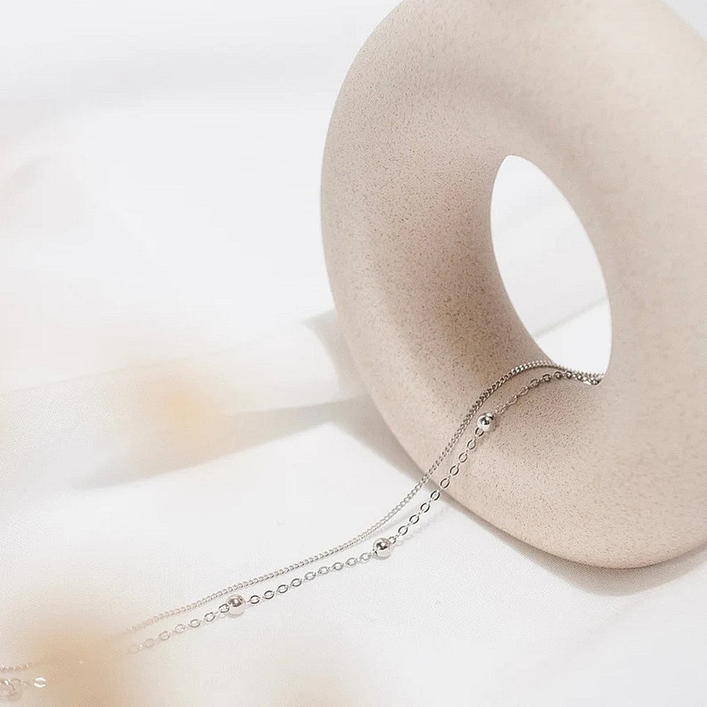 Stilvolles und schlichtes Fußkettchen für Damen mit leichter Luxus-Kupferperle und Doppelschicht-Ornament