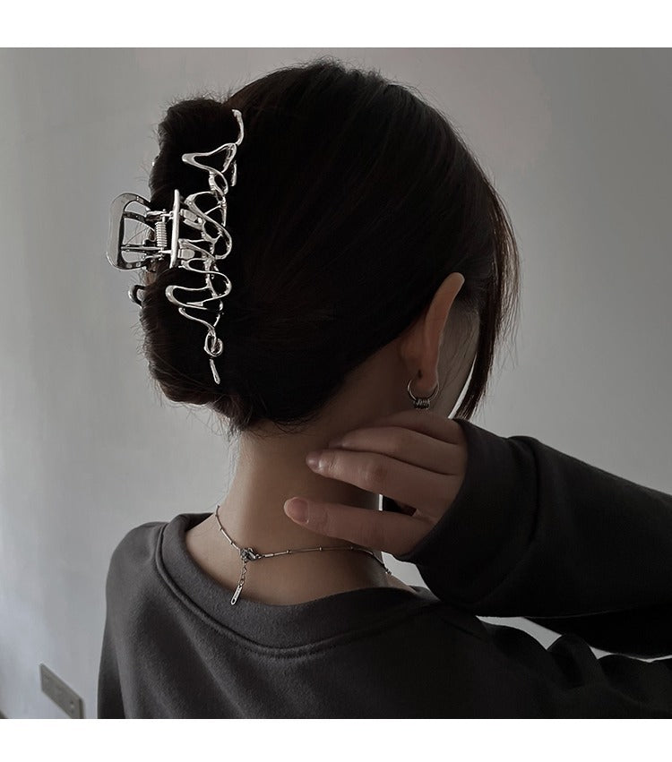 Nischendesign Unregelmäßige Haarspangen aus flüssigem Metall mit weiblichem Haikopf