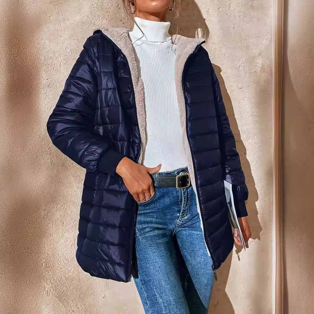 Mittellange, lockere, gesteppte Baumwolljacke mit Kapuze und Fleecefutter