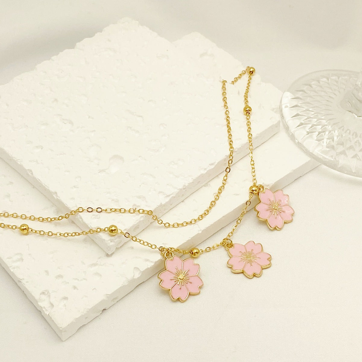Schlichtes doppellagiges Fußkettchen mit Blumenanhänger und Ölfleckglasur