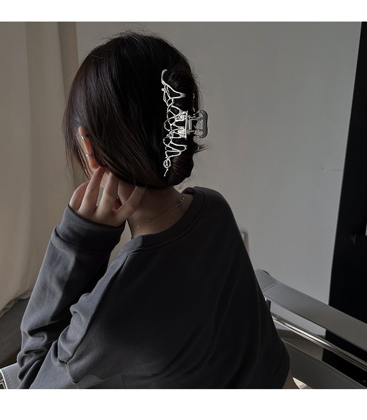 Nischendesign Unregelmäßige Haarspangen aus flüssigem Metall mit weiblichem Haikopf