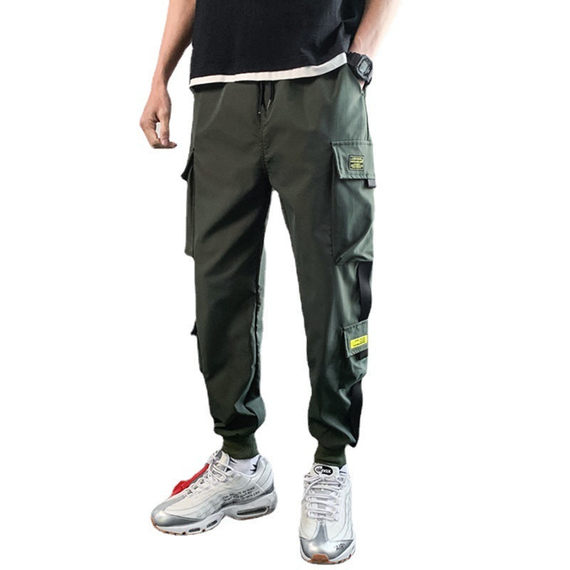 Freizeit Sporthose mit schmal zulaufenden Beinen und mehreren Taschen