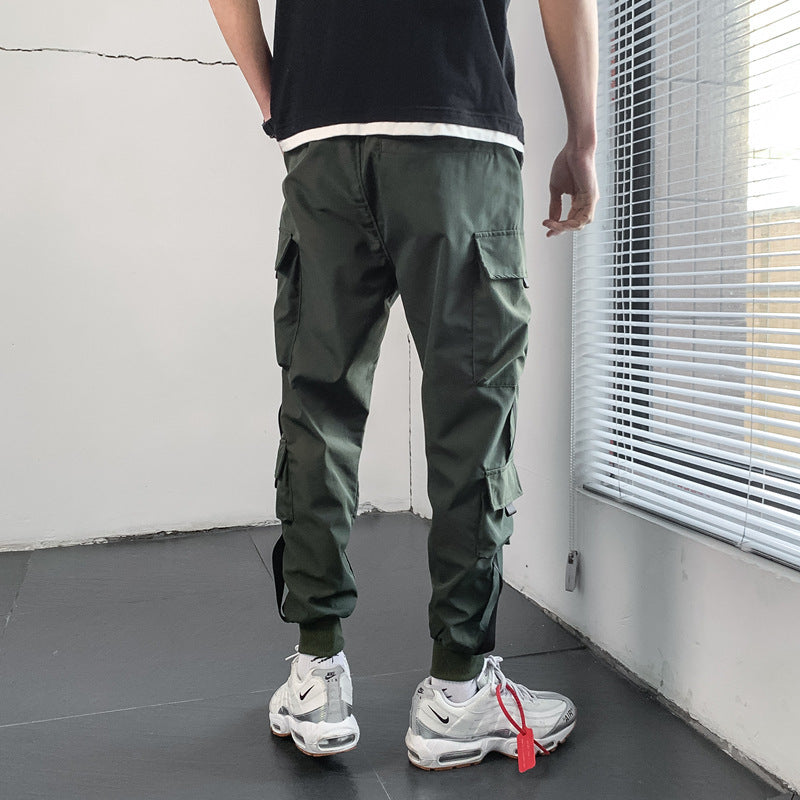 Freizeit Sporthose mit schmal zulaufenden Beinen und mehreren Taschen
