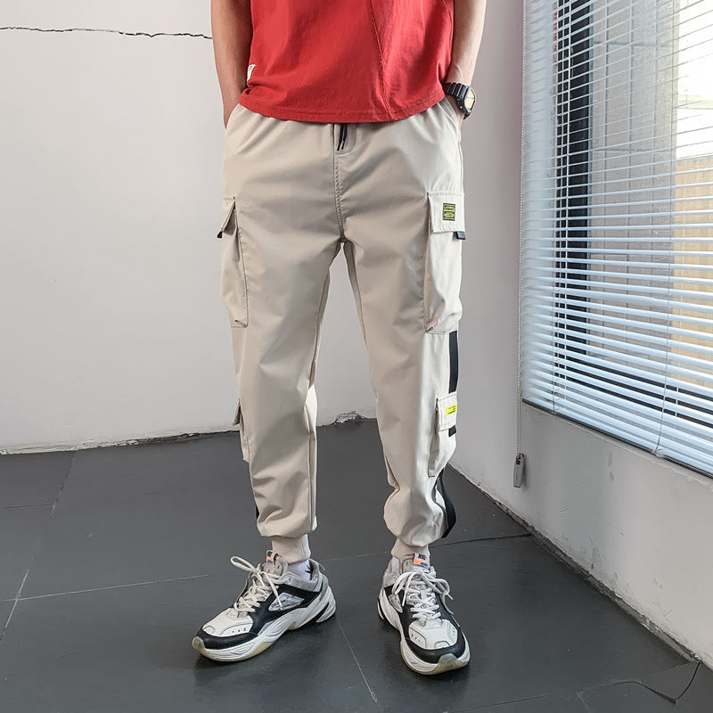 Freizeit Sporthose mit schmal zulaufenden Beinen und mehreren Taschen