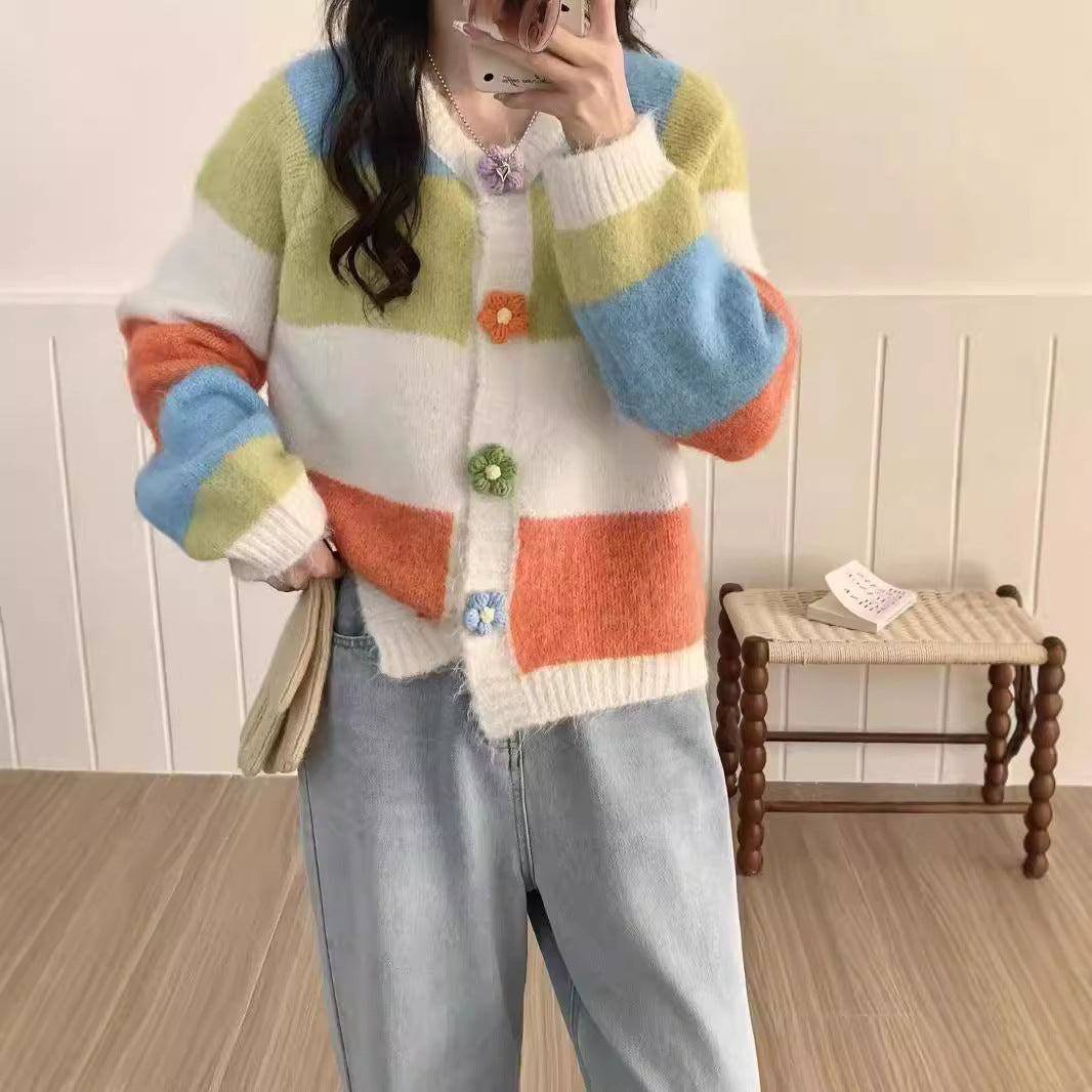 Strickjacke mit Regenbogenstreifen und Blumenschnalle für Damen