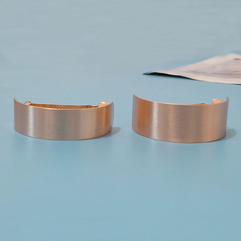 Europäische und amerikanische einfache Retro-Metallbogenfederclip für Erwachsene