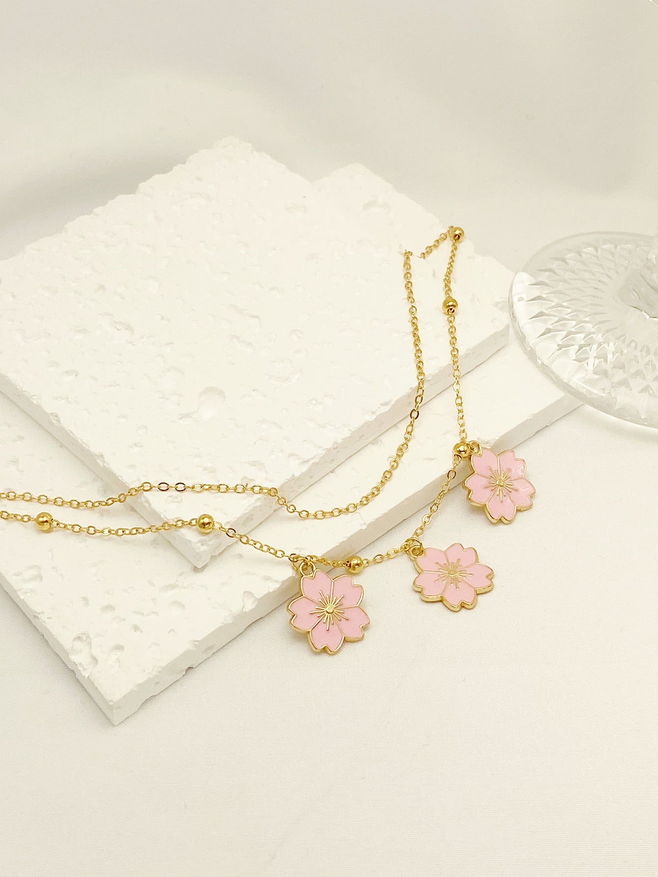 Schlichtes doppellagiges Fußkettchen mit Blumenanhänger und Ölfleckglasur