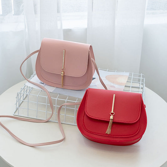 Kleine, runde Tasche mit Quaste