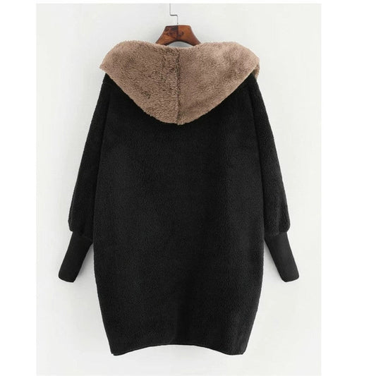 Neue, farblich passende, lockere Strickjacke mit Kapuze