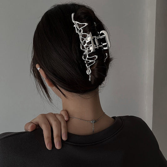 Nischendesign Unregelmäßige Haarspangen aus flüssigem Metall mit weiblichem Haikopf