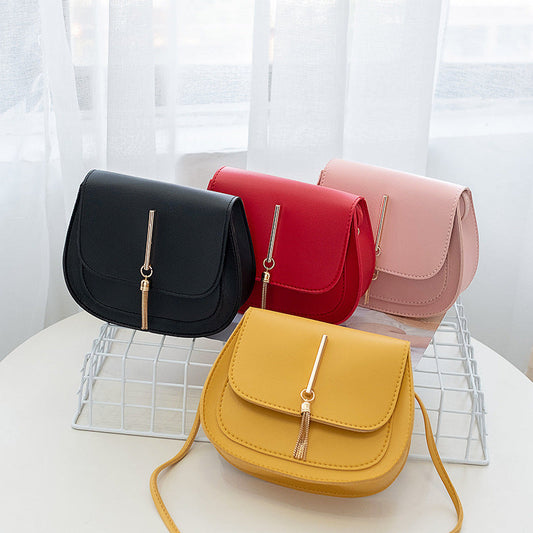 Kleine, runde Tasche mit Quaste
