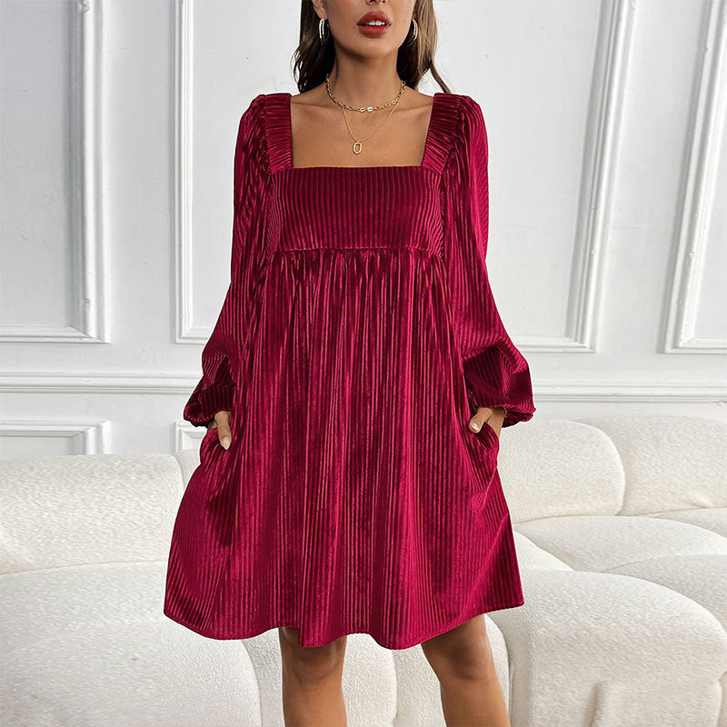 Damenkleid aus Samt mit eckigem Kragen