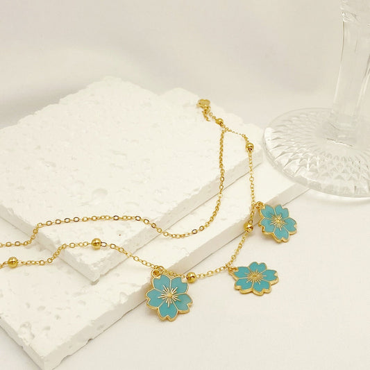 Schlichtes doppellagiges Fußkettchen mit Blumenanhänger und Ölfleckglasur