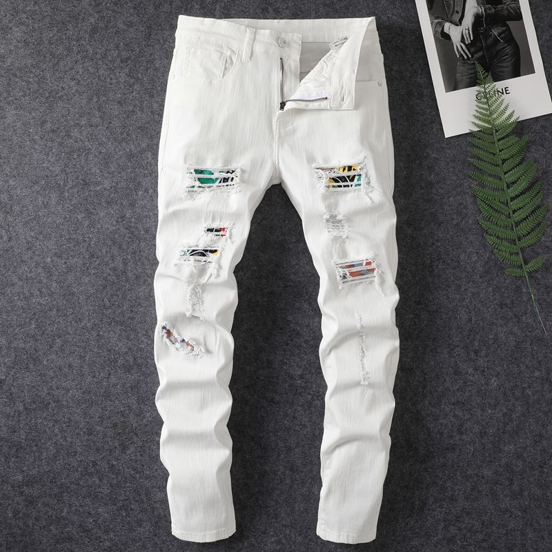 Jeans mit Lochpatch und verwaschenem Look