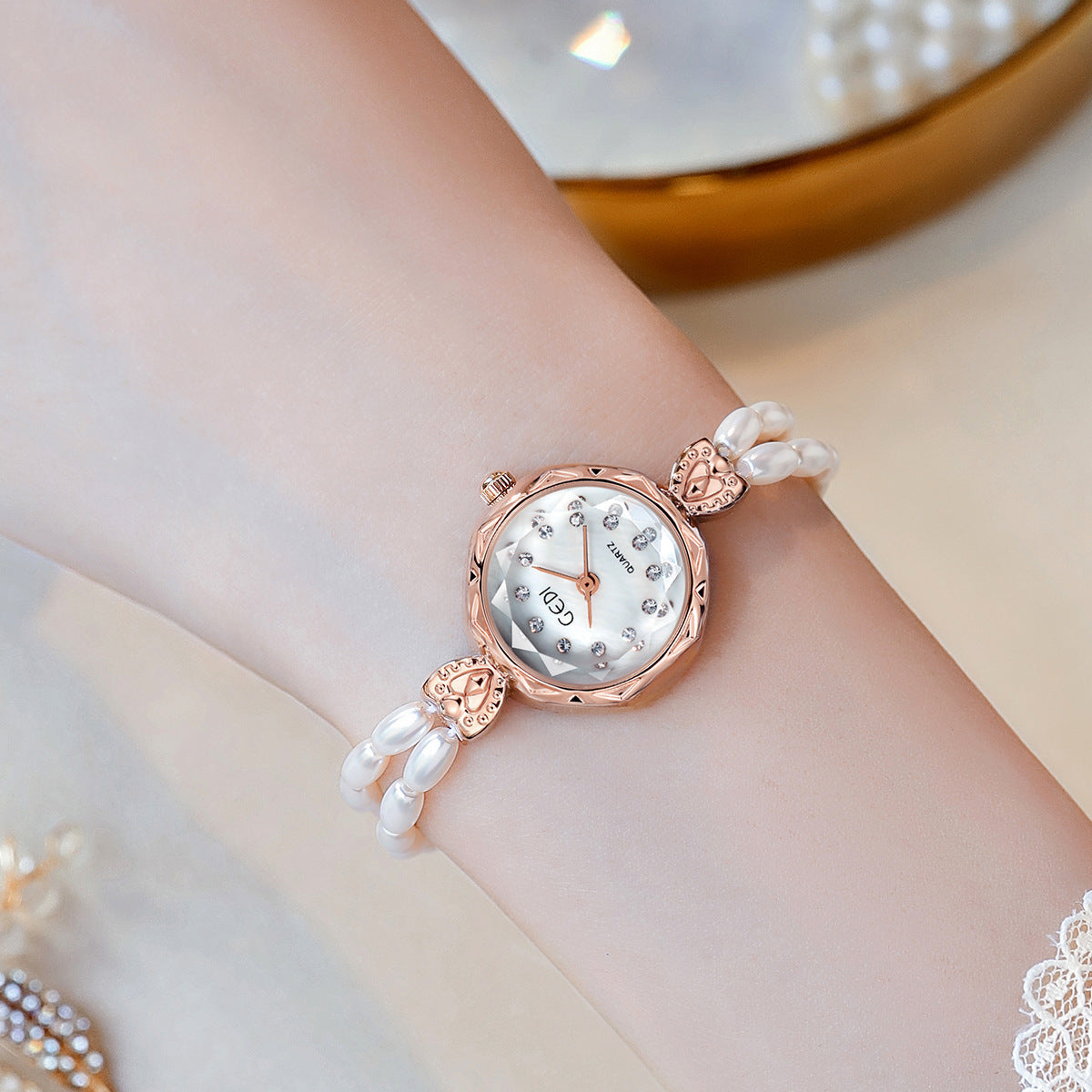 Nischen-Kreative und leicht luxuriöse Armbanduhr mit Perlenarmband für Damen