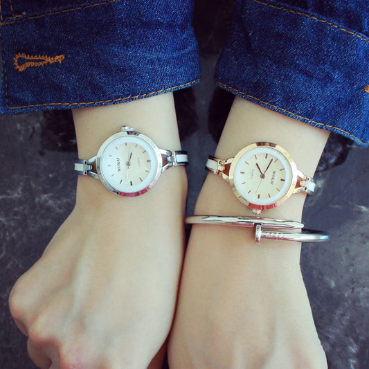 Trendige Uhr mit Stahlarmband