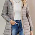 Mittellange, lockere, gesteppte Baumwolljacke mit Kapuze und Fleecefutter