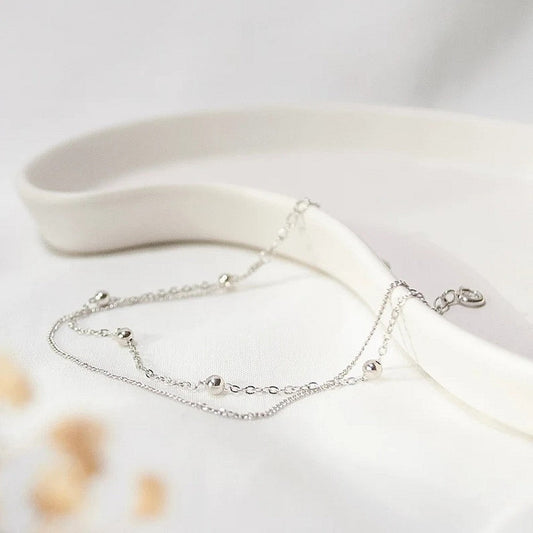 Stilvolles und schlichtes Fußkettchen für Damen mit leichter Luxus-Kupferperle und Doppelschicht-Ornament