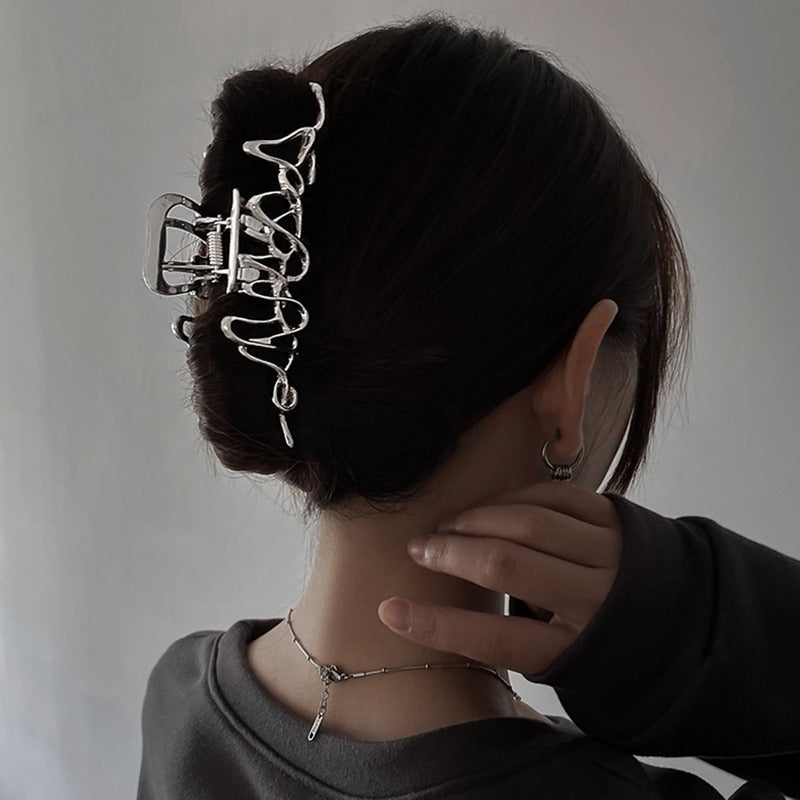 Nischendesign Unregelmäßige Haarspangen aus flüssigem Metall mit weiblichem Haikopf