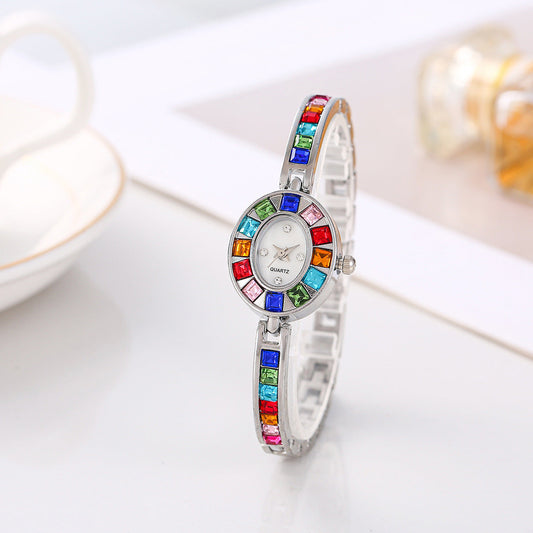 Modische kleine ovale bunte Kristalle Uhr