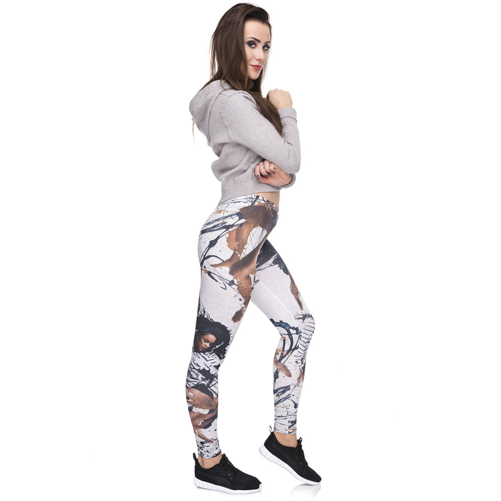 Verkürzte Hose mit Tintenfiguren-Print