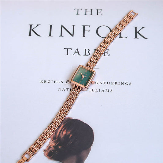 Kleine und exquisite Armbanduhr für Damen
