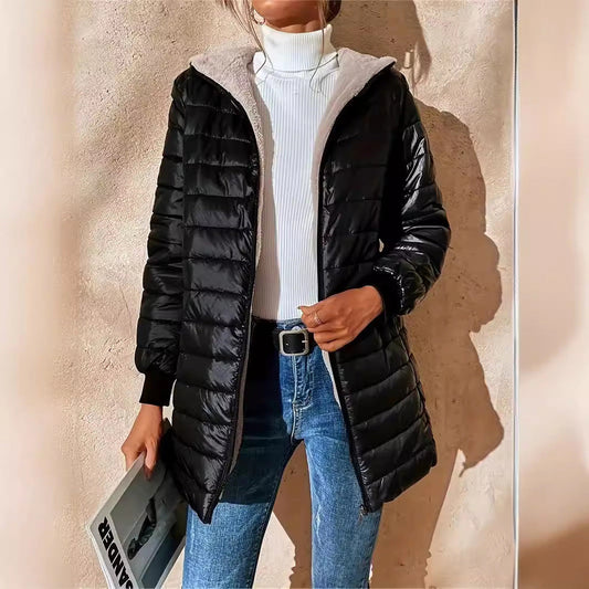 Mittellange, lockere, gesteppte Baumwolljacke mit Kapuze und Fleecefutter