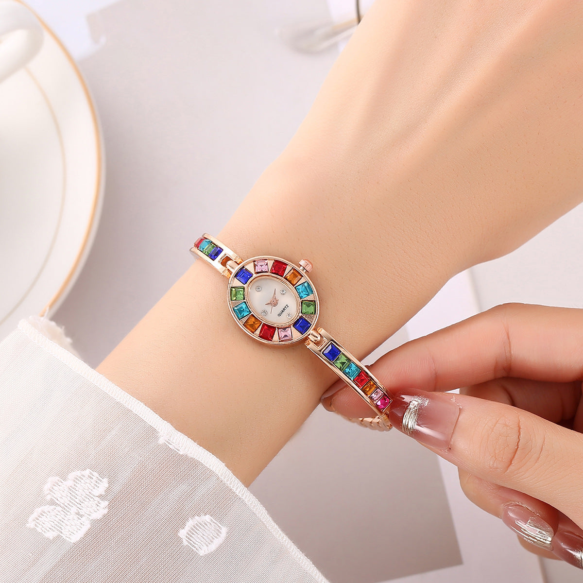 Modische kleine ovale bunte Kristalle Uhr