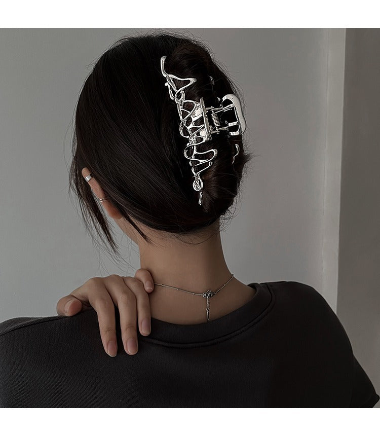 Nischendesign Unregelmäßige Haarspangen aus flüssigem Metall mit weiblichem Haikopf
