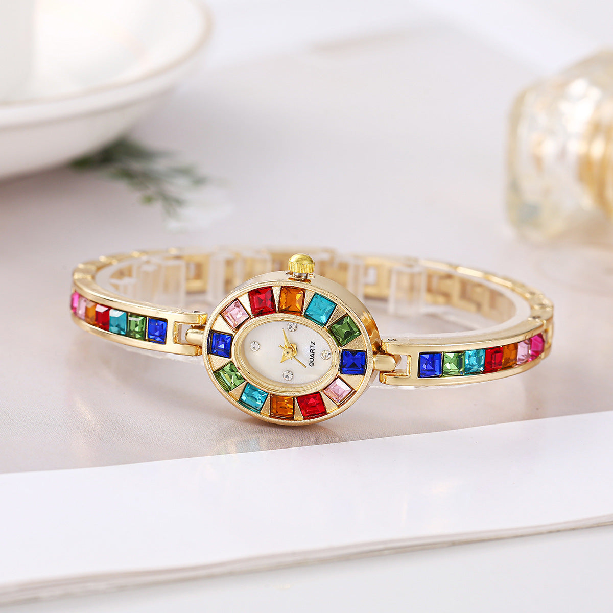Modische kleine ovale bunte Kristalle Uhr